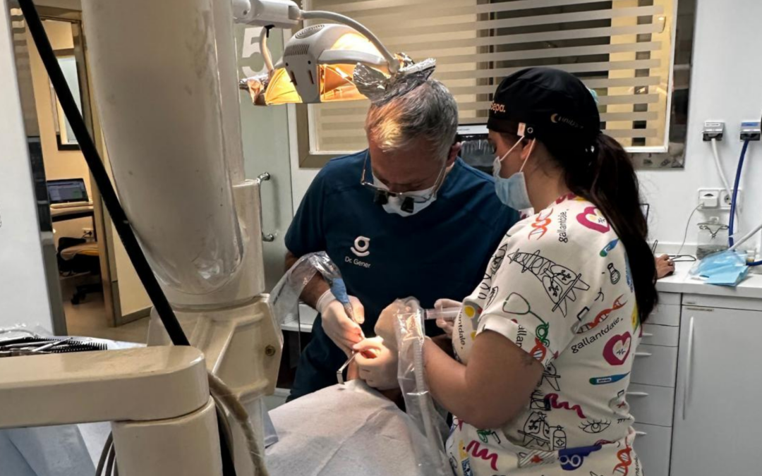 Cirugía periapical: cómo tratar una fístula en la encía después de una endodoncia